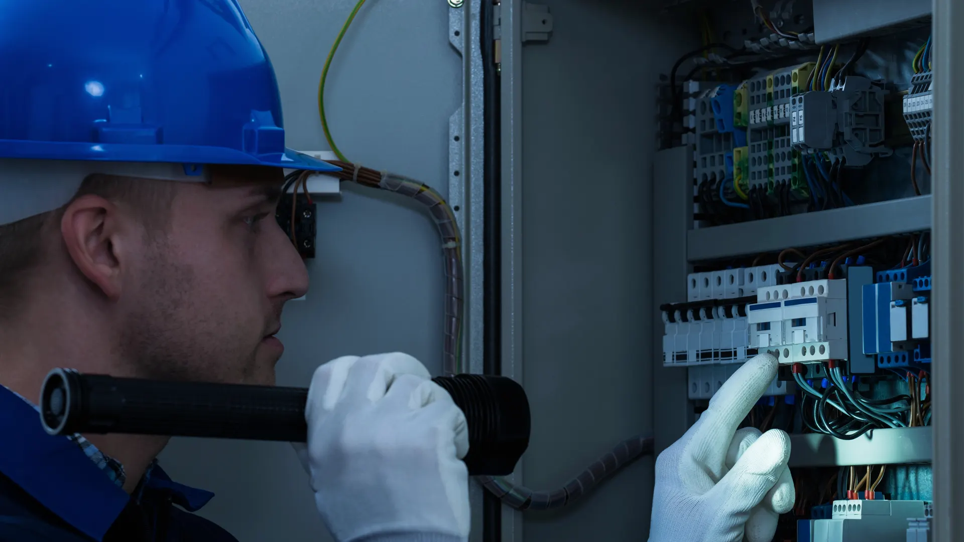 Électricien professionnel en intervention à Paris